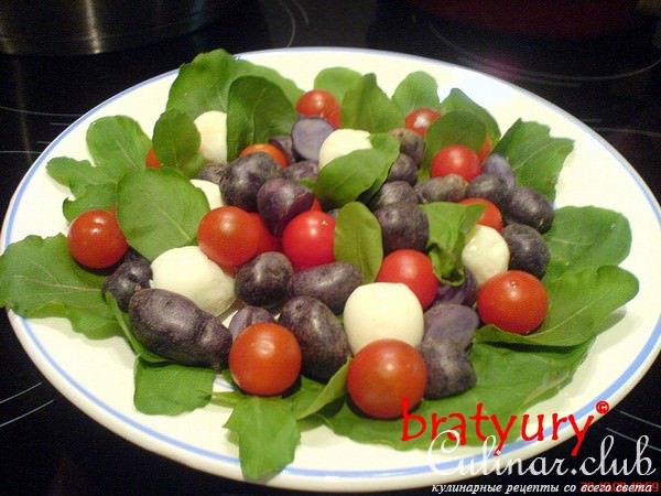 Салат из фиолетового картофеля с рукколой