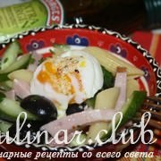 Салат с PENNE RIGATE, ветчиной, маслинами, яйцом и пикантной заправкой