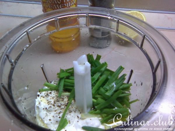 Зелёный салат с сёмгой и гренками под «Зелёным соусом».