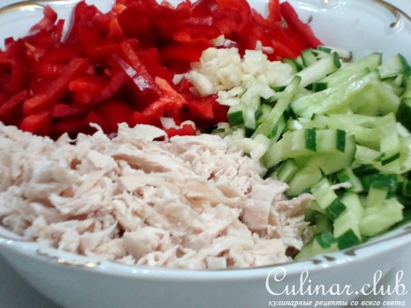 Салат из куриной грудки с огурцами