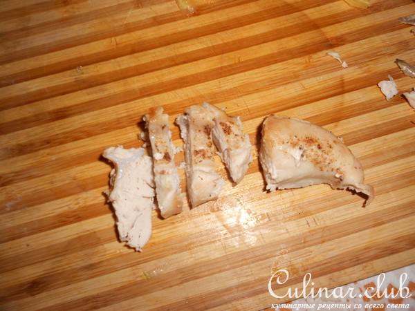 Салат с курицей на подушке из овощей