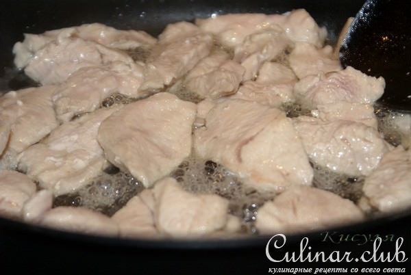 Салат с индейкой, руколой и яблоками в карамели 