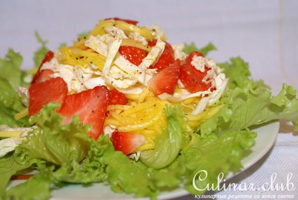 Лёгкий салат с клубникой, манго и китайской капустой