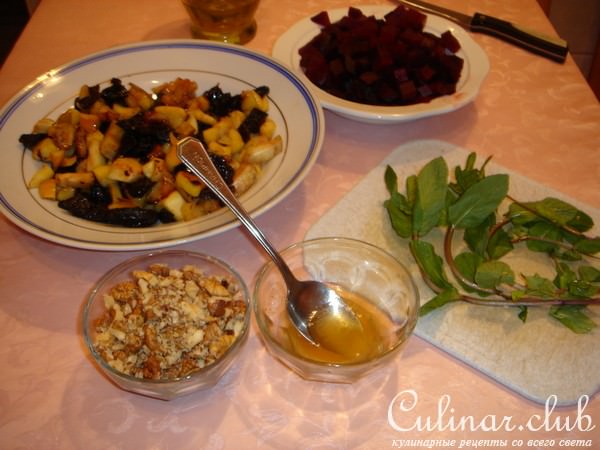 Салат из свеклы с черносливом и яблоками