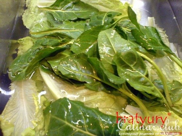 Салат и шпинат с кунжутом и арахисовым маслом 