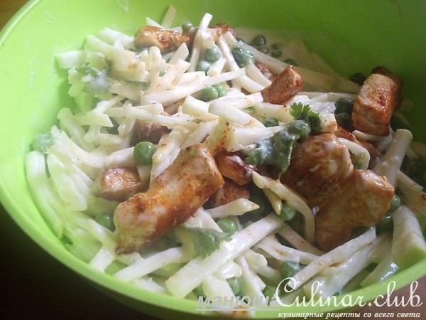 Кольраби с горошком и курицей