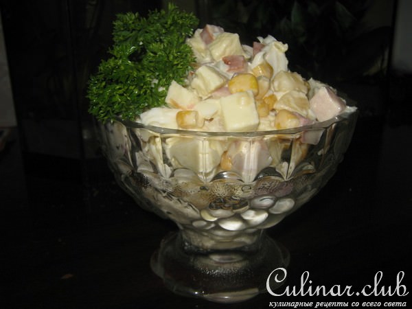 Салат с ананасом