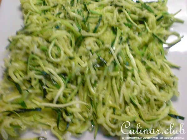 Салат из цуккини,помидорок и сыра