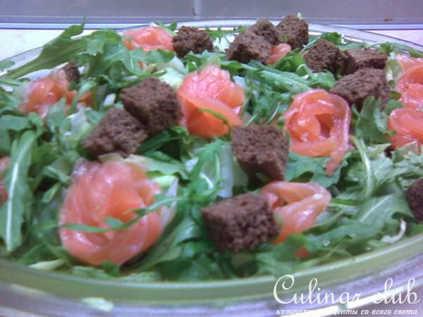 Зелёный салат с сёмгой и гренками под «Зелёным соусом».