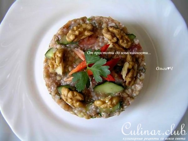 Салат из зеленой гречки с овощами и ореховой заправкой