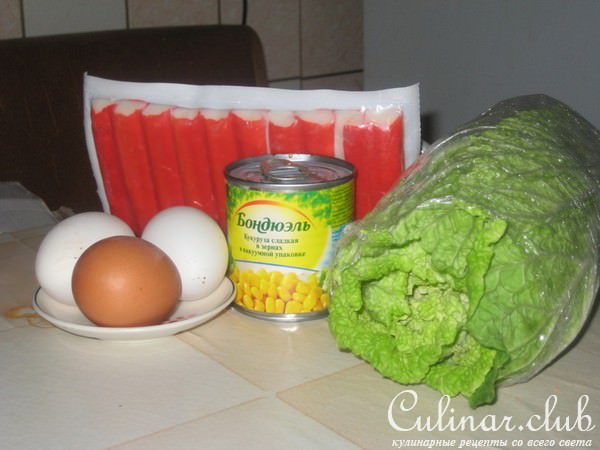 Салат с крабовыми палочками и кочанным салатом.