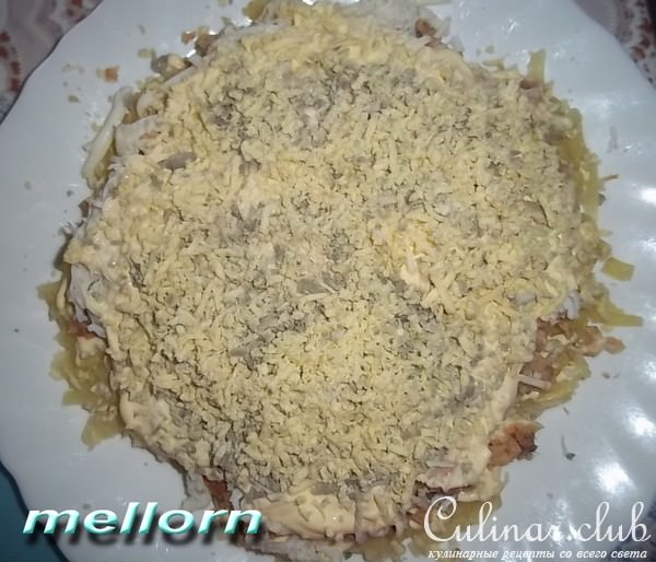 Салат из горбуши с копченым колбасным сыром