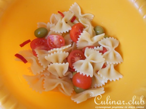 Салат с фарфалле, куриными шариками в кунжуте и с овощами