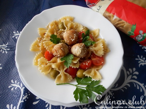 Салат с фарфалле, куриными шариками в кунжуте и с овощами