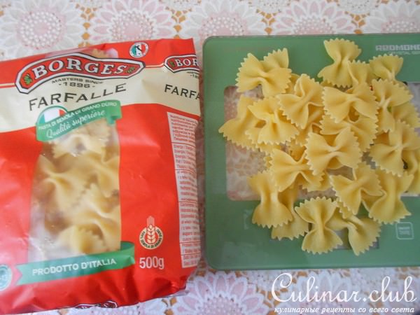 Салат с фарфалле, куриными шариками в кунжуте и с овощами