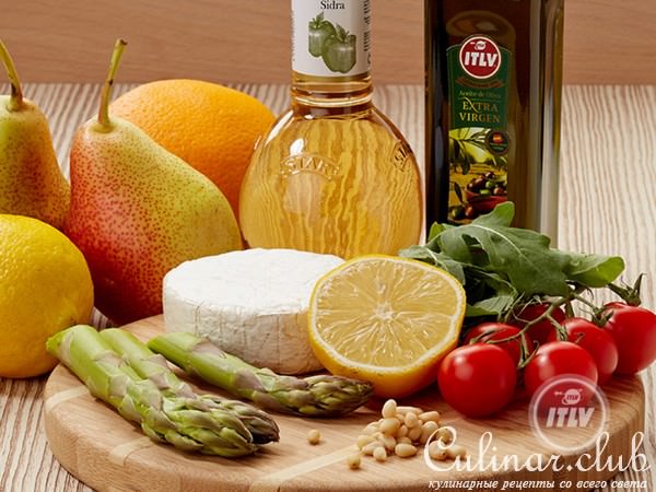 Салат с грушей-гриль и орешками под соусом из яблочного уксуса