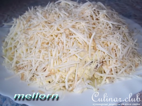Салат из горбуши с копченым колбасным сыром