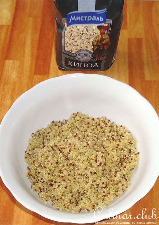 Салат из киноа с зелёным яблоком,изюмом и миндалём