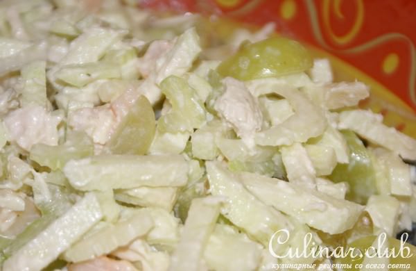 Фруктовый салат с курицей и креветками