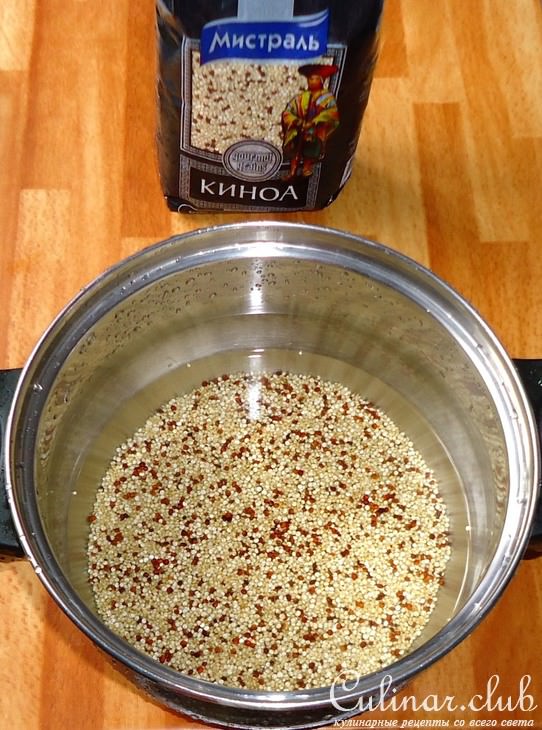 Салат из киноа с зелёным яблоком,изюмом и миндалём