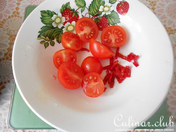 Салат с фарфалле, куриными шариками в кунжуте и с овощами