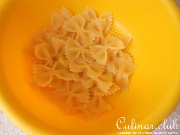 Салат с фарфалле, куриными шариками в кунжуте и с овощами
