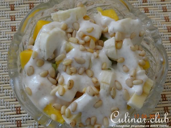 Фруктовый салат с кедровыми орешками и йогуртом