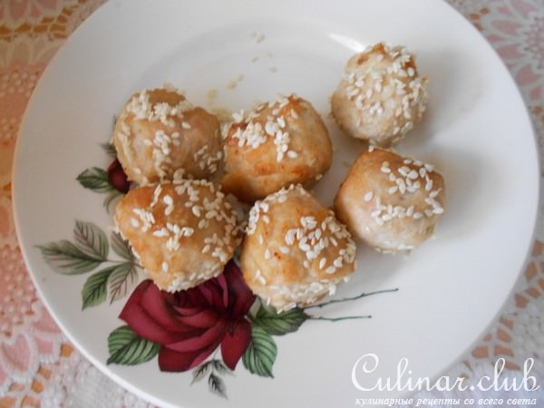 Салат с фарфалле, куриными шариками в кунжуте и с овощами