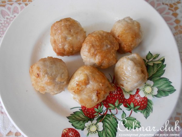 Салат с фарфалле, куриными шариками в кунжуте и с овощами