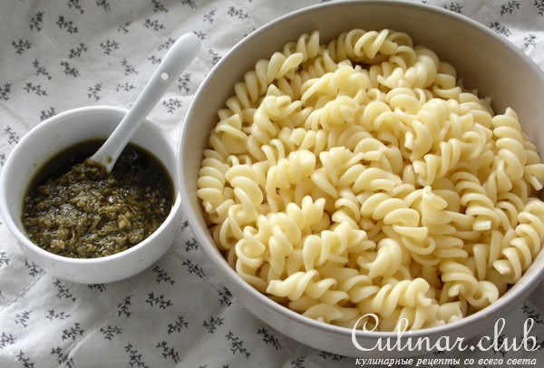 Песто паста FUSILLI салат с моцареллой и нутом.