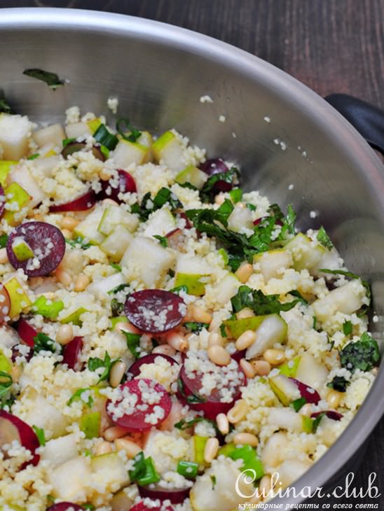 Салат с кускусом, грушами, виноградом, мятой и кедровыми орехами.
