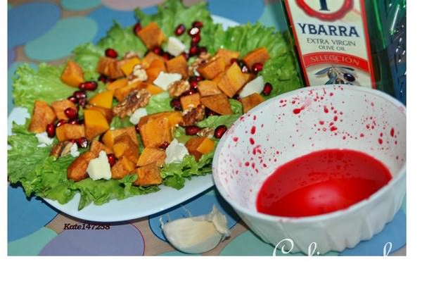 Салат с хурмой, гранатом и тёплым козьим сыром.