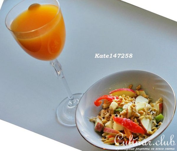 Салат из сладкого перца, пророщенной пшеницы с яблоками и кедровыми орешками