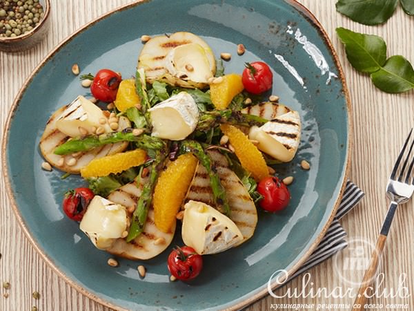 Салат с грушей-гриль и орешками под соусом из яблочного уксуса