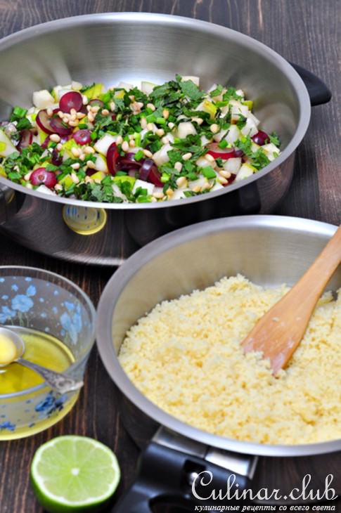 Салат с кускусом, грушами, виноградом, мятой и кедровыми орехами.