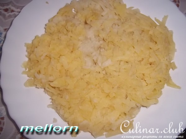 Салат из горбуши с копченым колбасным сыром