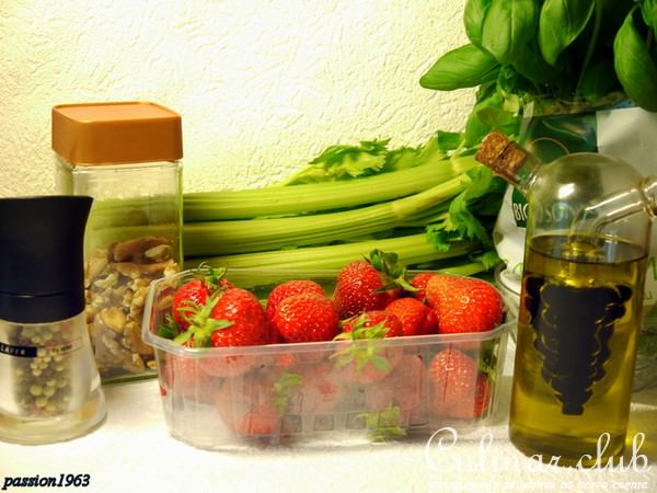 Клубничный салат с сельдереем и грецкими орехами