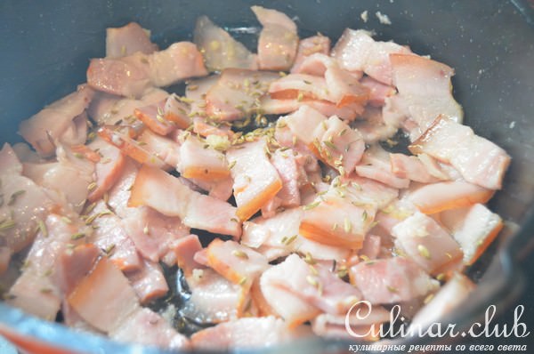 Теплый салат "а ля карбонара" с фарфалле и квашеной капустой