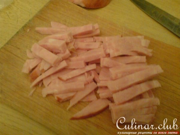 Салат с фасолью, ветчиной и оливками 