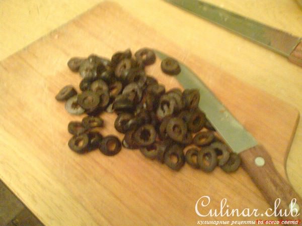 Салат с фасолью, ветчиной и оливками 