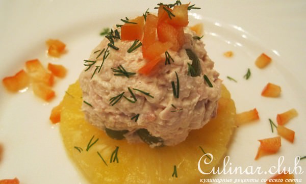 Салат из нежной курицы с виноградом и ананасом