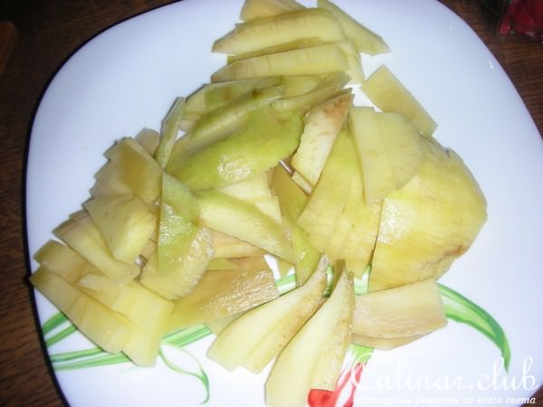 Салат с курицей,манго и авокадо.
