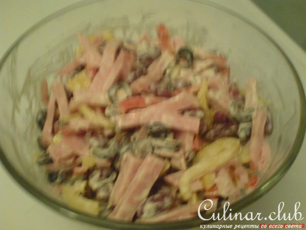 Салат с фасолью, ветчиной и оливками 