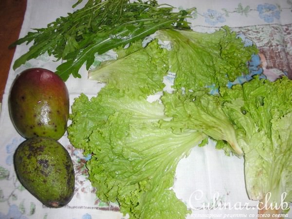 Салат с курицей,манго и авокадо.
