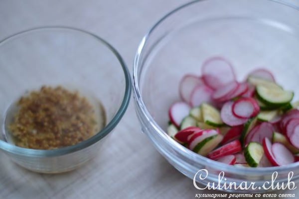 Салат с хрустящей уткой, фасолью Маш и овощами. 