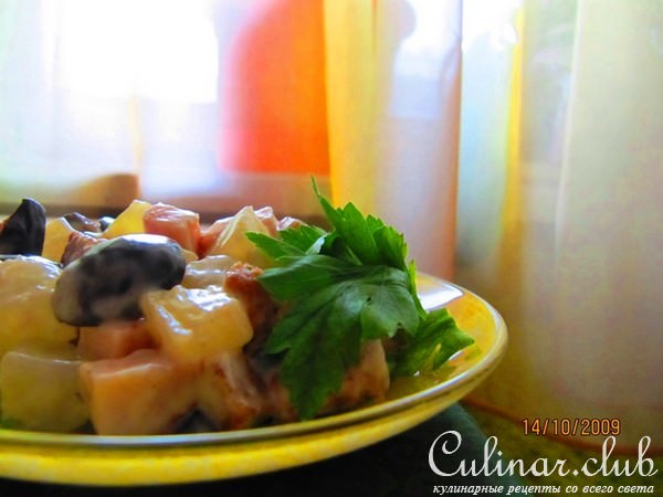 Салат с ананасами и кедровыми орешками