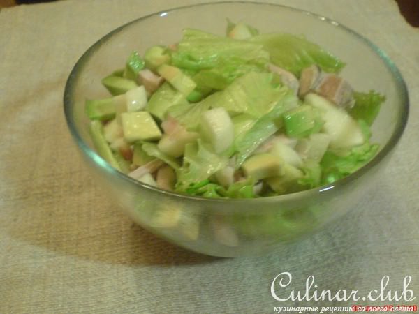 Куриный салат с авокадо и яблоком