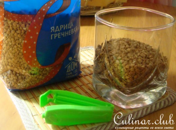 Салат с гречкой,отварной курицей и овощами.