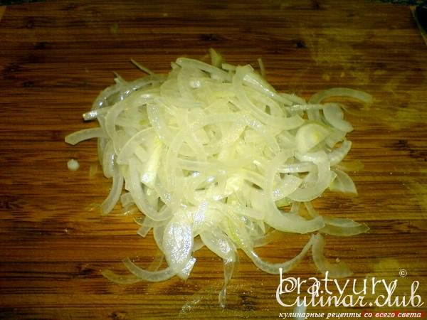 Сочный салат из редиса, репчатого лука и огурца жёлтого сорта