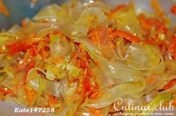 Салат с ашлянфу и овощами.